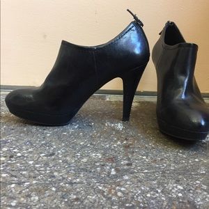Franco Sarto, black heeled bootie, size 8